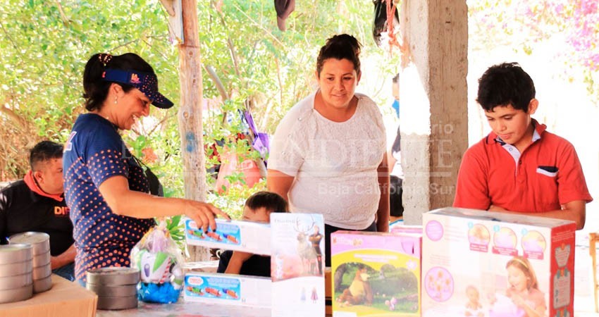 Entrega DIF Municipal La Paz juguetes en la comunidad de Los Dolores
