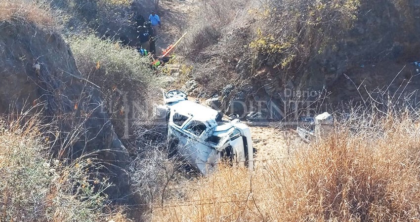 Vacacionistas salvaron de morir; cayeron a barranco con todo y carro en Todos Santos