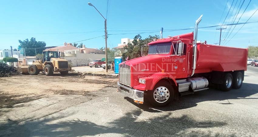 De nuevo, bloquean transportistas obras de pavimentación en La Paz