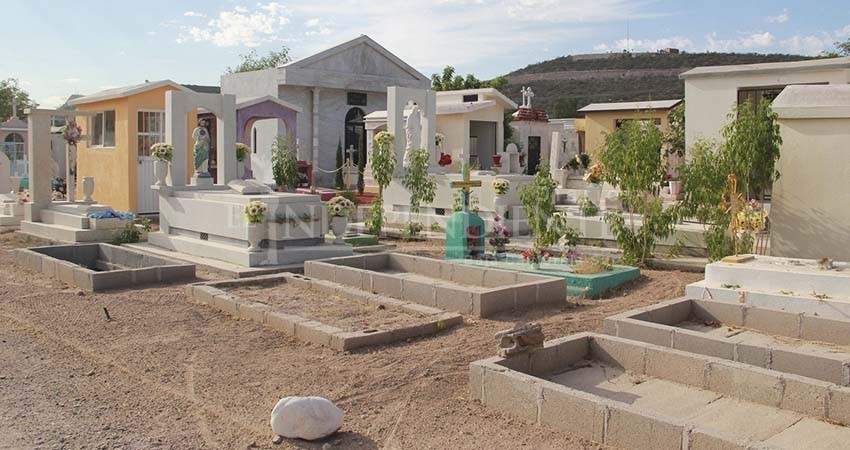 Descubren a empleado beneficiándose con servicios del panteón municipal La Paz