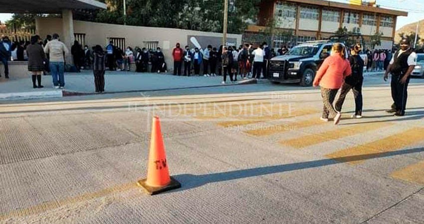Hora de entrada y salida en escuelas provoca mucho caos vial: padres de familia