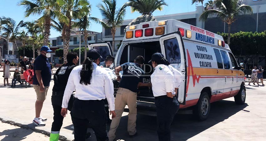 Policía rescata a turista que se ahogaba en el malecón de La Paz