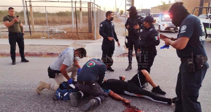 Desiguales choques de automóviles contra bici y moto deja dos personas heridas