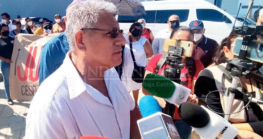 “Llevamos seis meses y nada”; profesores jubilados defraudados por caja del ahorro sindical apuran a la justicia