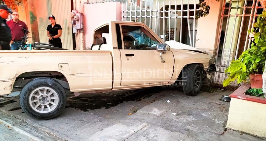 Militar impacta su carro contra casa después de chocar contra otro auto