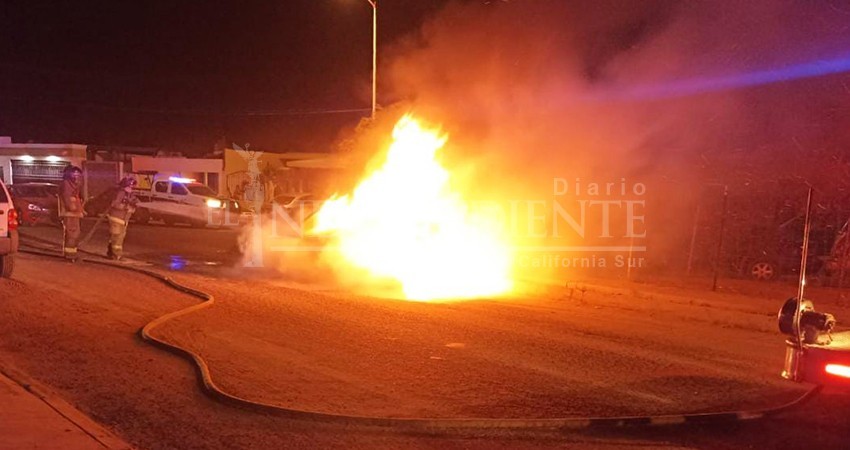 Incendio consume vehículo en la colonia Las Américas