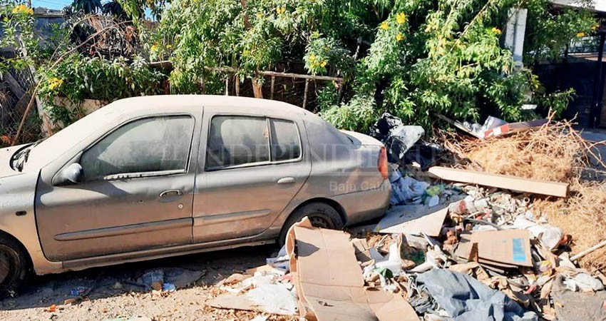 Para mantener calles limpias, Servicios Públicos de Los Cabos retira de la vía pública unidades en abandono