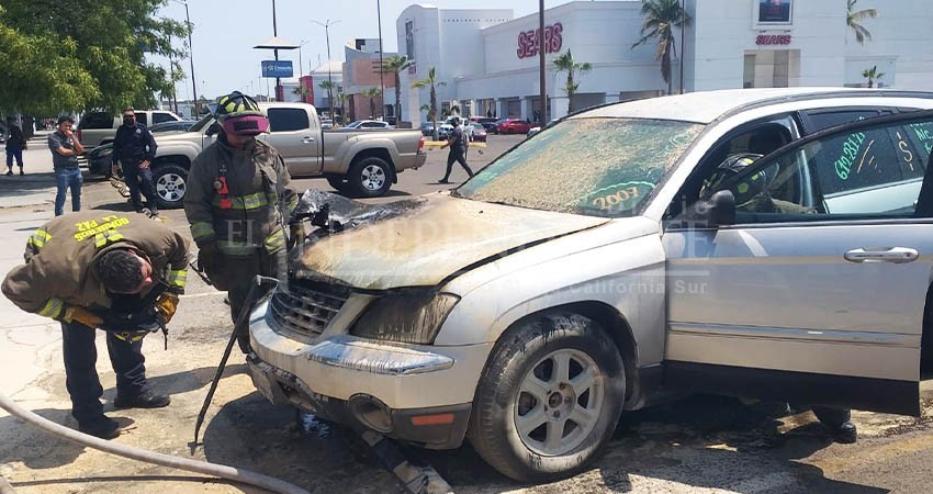 Sofocan bomberos incendio de dos vehículos en diferentes puntos de La Paz