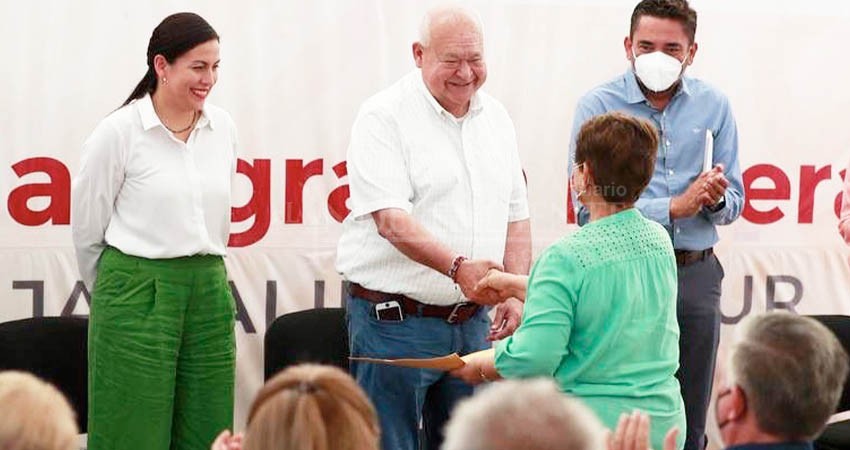 Entrega Castro Cosío certificados parcelarios y títulos de propiedad en ejido El Centenario