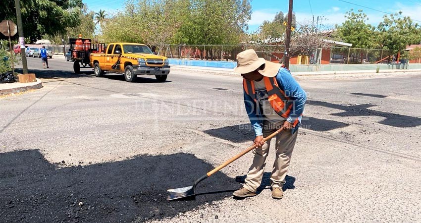 Continúa el gobierno estatal con los trabajos de bacheo en La Paz