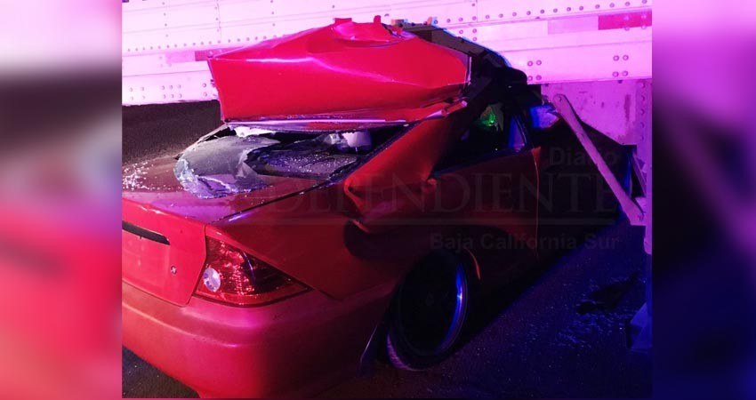 Increíble… Conductor salva la  vida tras impactarse contra caja de tráiler