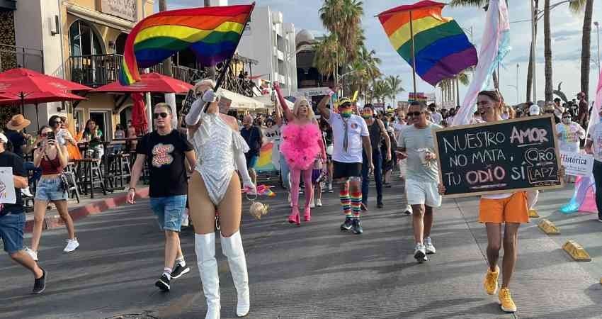 Marcha el colectivo LGBTQ+ en La Paz