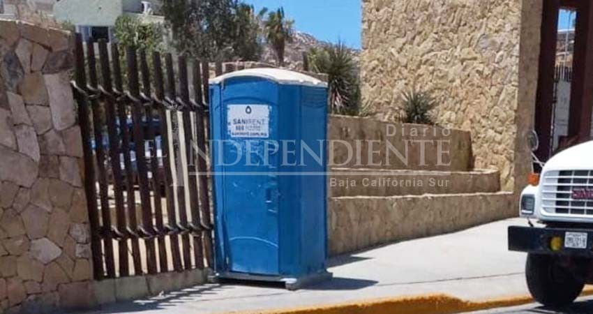 En medio de centro turístico de CSL pusieron baño portátil