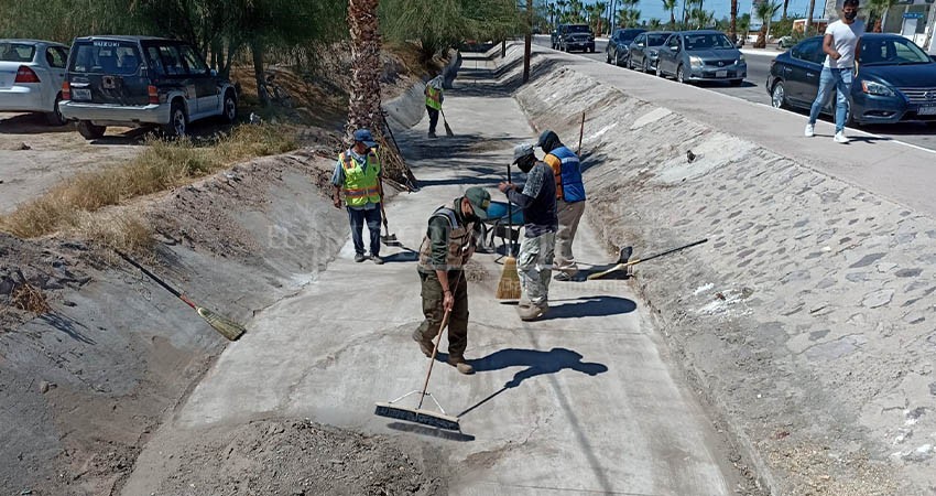 Realiza Servicios Públicos La Paz limpieza de canal del bulevar Constituyentes