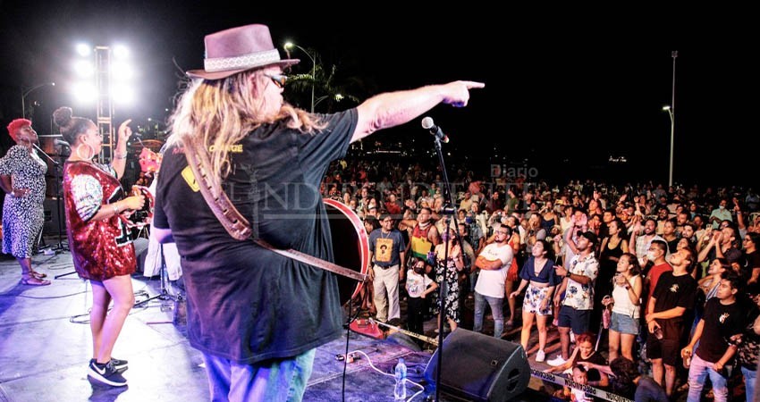 Todo un éxito la presentación de “Noches Pegajosas” en el Malecón de La Paz