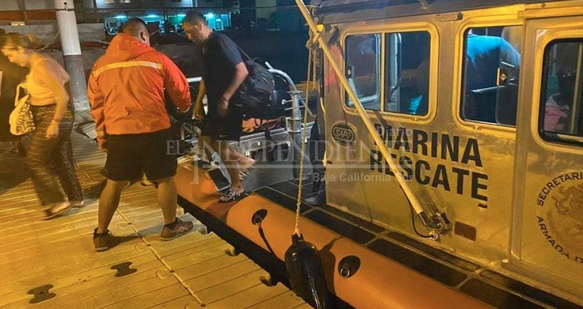 Rescata SEMAR a 15 náufragos por  bote a la deriva en isla Espíritu Santo