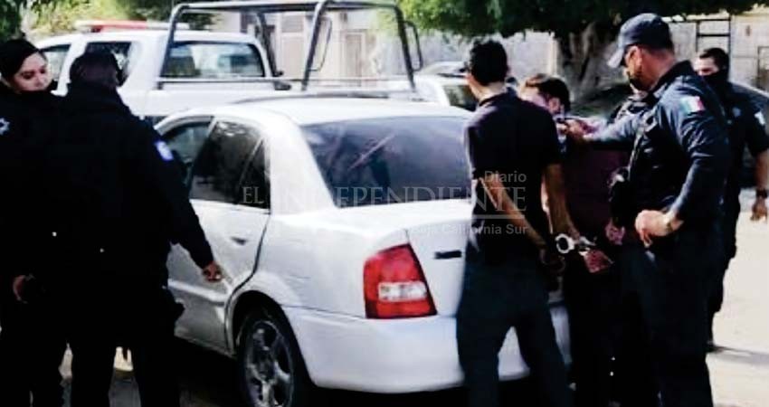 Dos detenidos en un vehículo robado