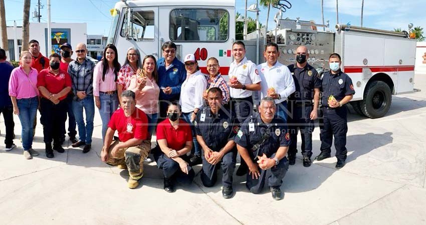 Dona Ayuntamiento de Los Cabos camión al H. Cuerpo de Bomberos de Comondú
