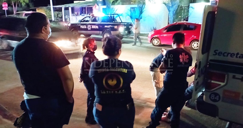 Hombre lesionado se enfrenta a policías y paramédicos que lo auxiliaban