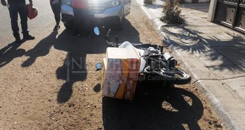 Repartidor de comida se enfrenta a ladrón para evitar robo de su motocicleta