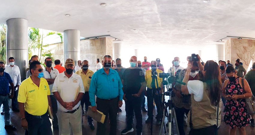 Taxistas acuden a Palacio de Gobierno; Castro Cosío no atendió por conjuntivitis