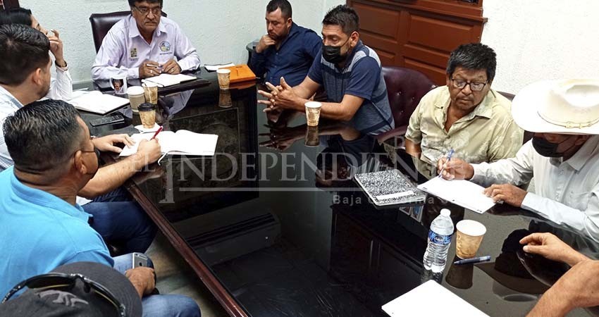 Continúa el Ayto Los Cabos con la entrega de apoyos emergentes al sector pesquero