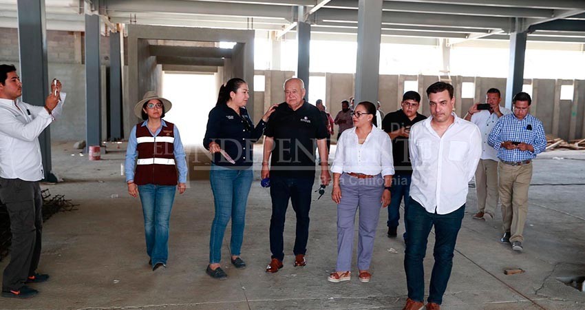 En Santa Rosalía, supervisa Castro Cosío construcción de hospital y dársena de API