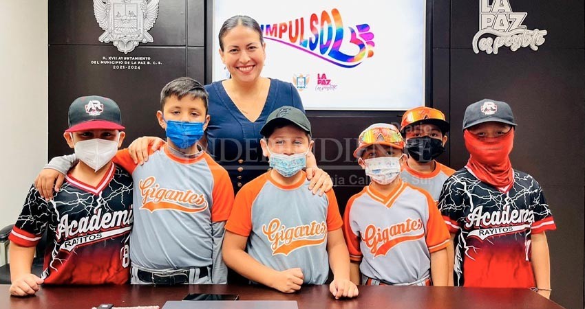 Recibe Alcaldesa La Paz a integrantes de Selección de Béisbol U8 que participarán en el Nacional