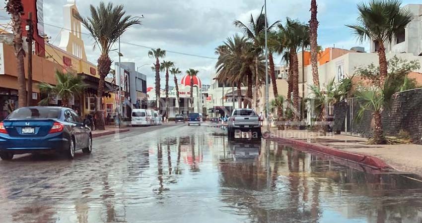 Inundado el centro de Cabo San Lucas, por derrame de aguas negras