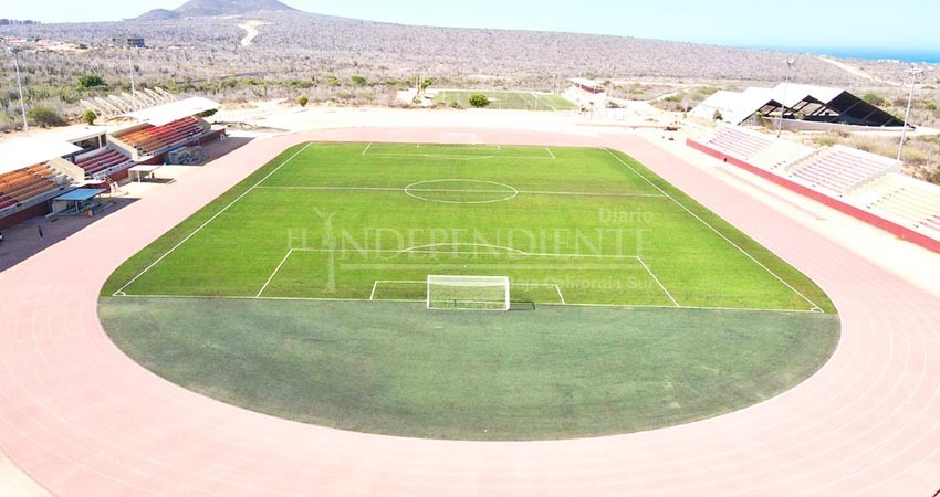 Verifica el alcalde Leggs Castro trabajos de remodelación en el estadio “Don Koll” de CSL