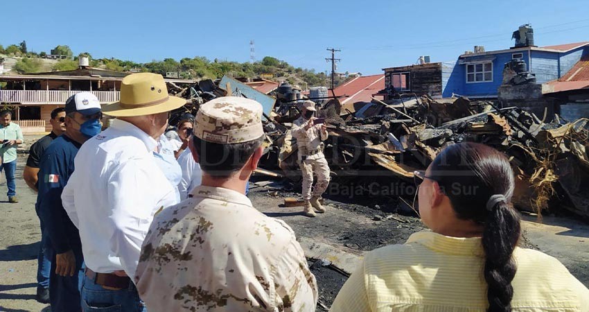 “No están solos”: recorre gobernador zona afectada por incendio en Santa Rosalía