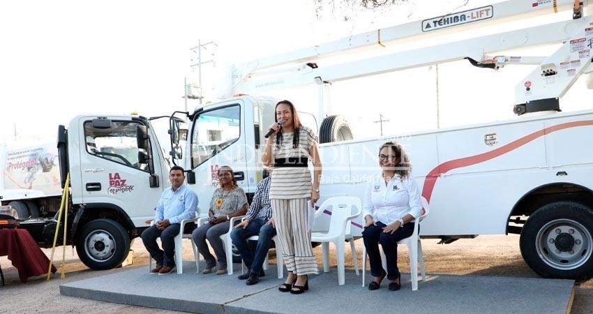 Entrega Alcaldesa grúa eléctrica de canasta para alumbrado público