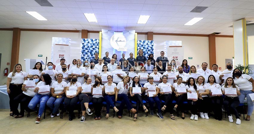 Concluye SEDIF taller y diplomado sobre democracia familiar y comunitaria