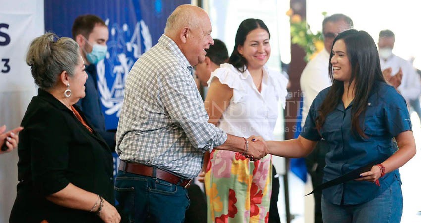 Castro Cosío a estudiantes: “Tejiendo sueños, se logran realidades”