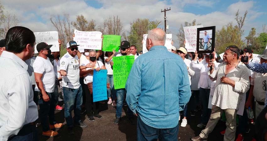 Atiende Castro Cosío a familiares y amigos de Jesús Ledesma en Comondú