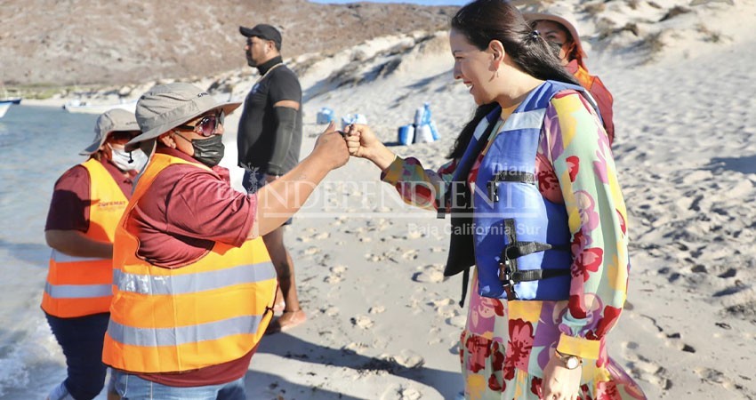 Supervisa Alcaldesa de La Paz limpieza de ZOFEMAT en playa Balandra