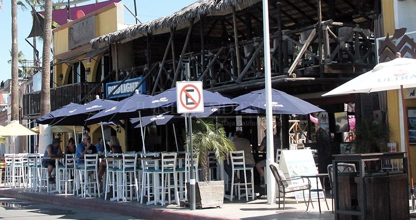 Será obligatorio para bares de La Paz tener policías en la entrada