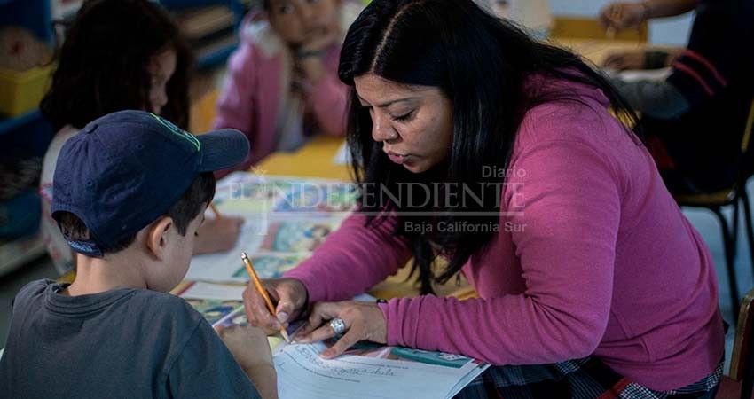 Más de 10 años han esperado docentes compensados por su base