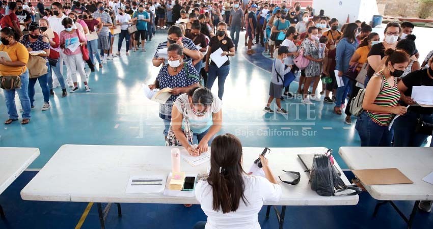 Gobierno de Los Cabos entrega 1 mil 344 estímulos económicos para estudiantes de CSL