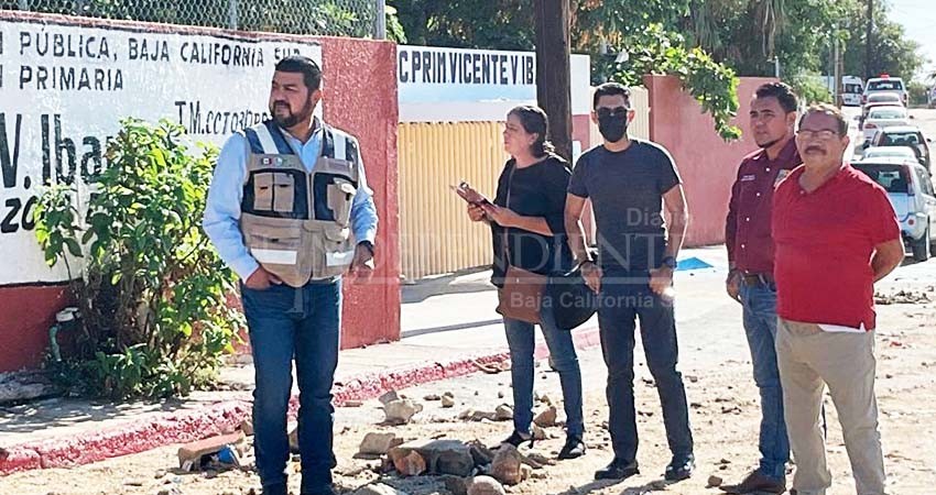 Dirección de Obras Públicas atiende oportunamente la reparación de una barda perimetral que colapsó en la escuela primaria Vicente V. Ibarra