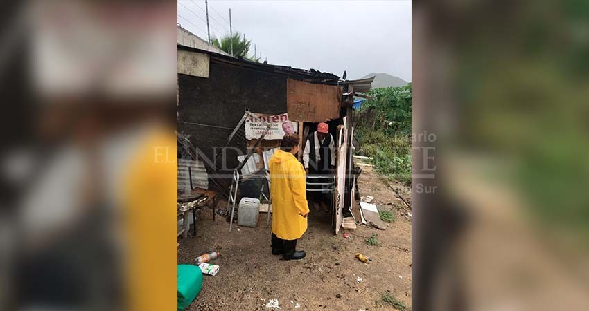 Durante la temporada de lluvias, DIF Los Cabos lleva alimentos calientes hasta los hogares de las personas adultas mayores que asisten a las Casas de Día