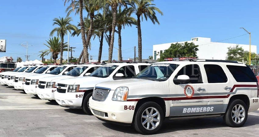 Entrega Gobierno del Estado 8 vehículos equipados a Bomberos de BCS
