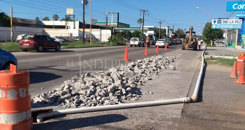 Trabaja OMSAPAS La Paz en la reposición del colector en Isabel la Católica y Márquez León
