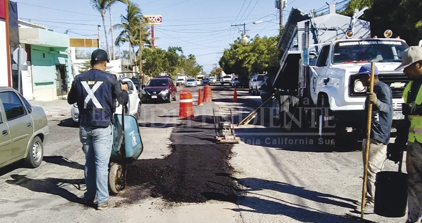 Continúa Ayuntamiento de La Paz con el programa de bacheo en la ciudad