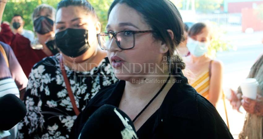 Padres de familia, cierran primaria Cota Moreno, mientras denuncian hostigamiento