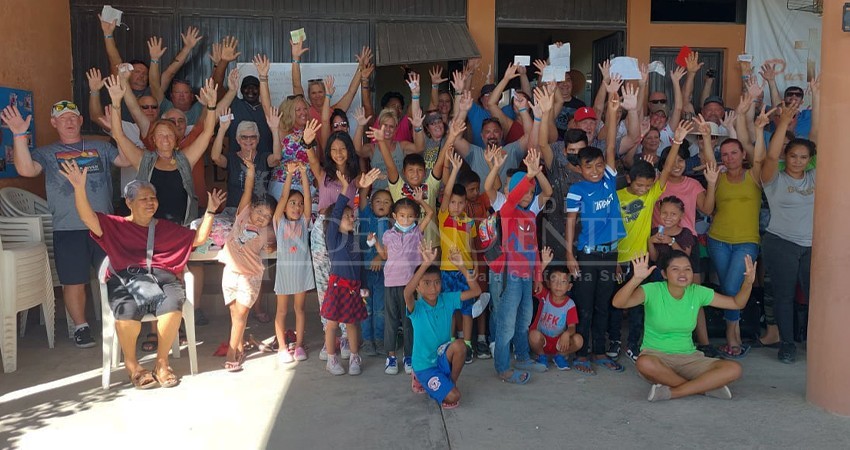 Donan 45 maletas de ropa a familias de escasos recursos en Los Cabos