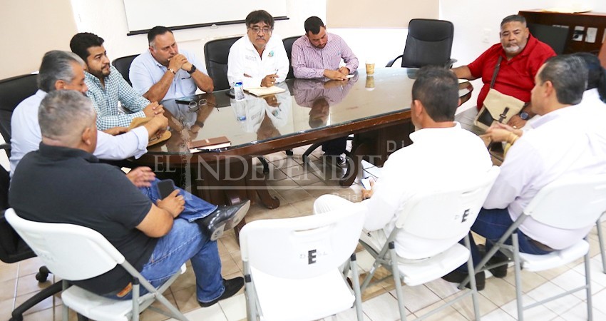 Alcalde Oscar Leggs Castro escucha y atiende a representantes de transportadoras turísticas