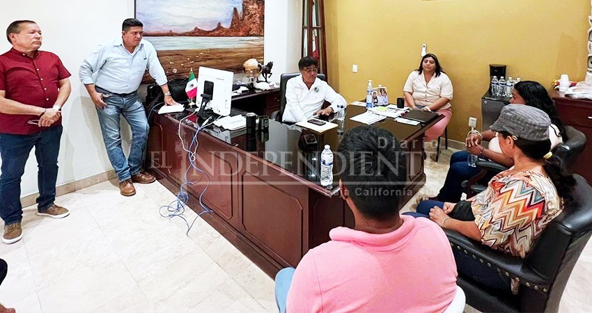 Alcalde Oscar Leggs Castro informa a vecinos de la Colonia Unida López Obrador que no existe notificación de desalojo