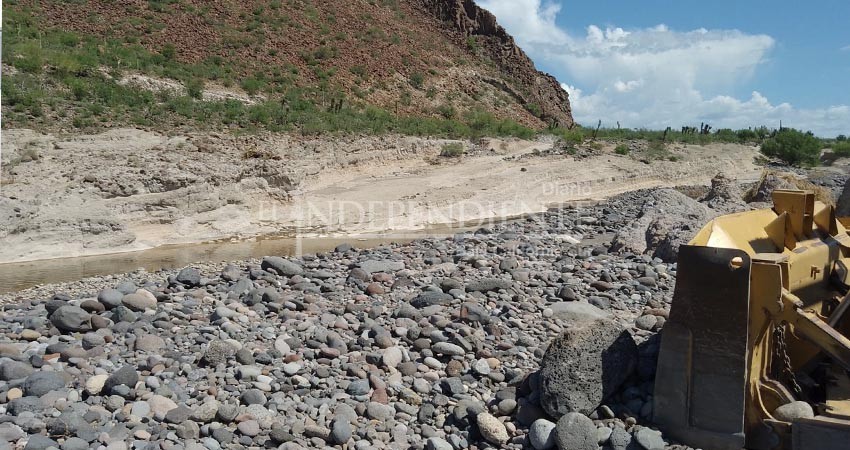 Avanza restablecimiento de vías de comunicación en zona serrana de Mulegé