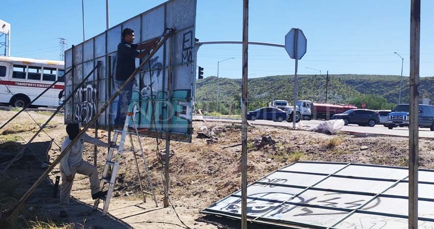 Retira Ayuntamiento La Paz anuncios espectaculares en la vía pública
